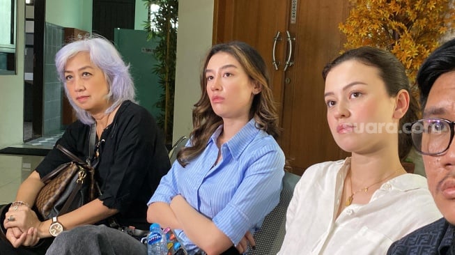 Kimberly Ryder, Natasha Ryder, Irvina Zainal, dan pengacara Machi Ahmad saat ditemui di Pengadilan Agama Jakarta Pusat, Rabu (16/10/2024). [Suara.com/Tiara Rosana]