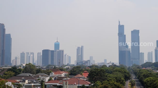 Suasana perumahan dan gedung bertingkat di Jakarta, Rabu (16/10/2024). [Suara.com/Alfian Winanto]