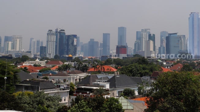 Suasana perumahan dan gedung bertingkat di Jakarta, Rabu (16/10/2024). [Suara.com/Alfian Winanto]