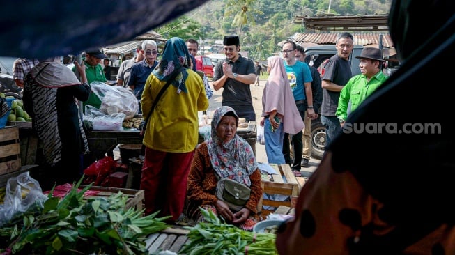 Sambangi Pasar Baru Merak, Fajar Hadi Prabowo Dengar Keluh Kesah Pedagang