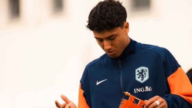 Julian Oerip makin tunjukkan perfomance menawan bersama tim U-19 Belanda. Ia mencetak gol indah saat membela Jong Orange, Selasa (15/10/2024). [Instagram]