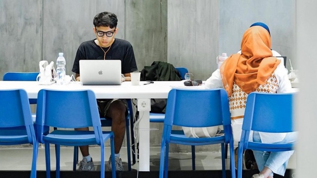 Sejumlah pekerja lepas melakukan aktivitas kerjanya di Cosan Coffee yang ada di Sleman. (Instagram/@cosan.idn)