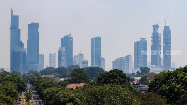 Suasana perumahan dan gedung bertingkat di Jakarta, Rabu (16/10/2024). [Suara.com/Alfian Winanto]