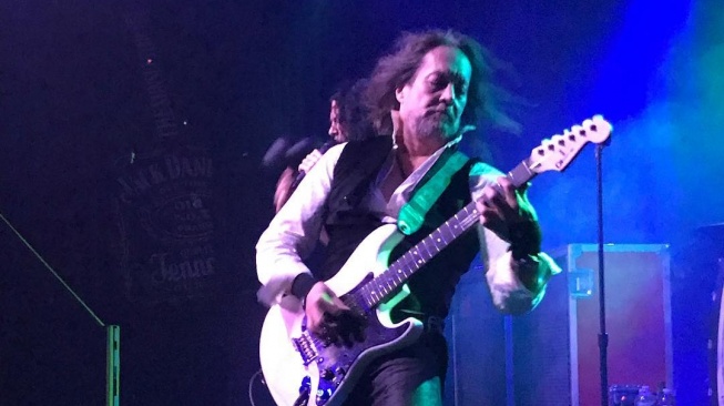 Lagi Ajak Anjingnya Jalan-Jalan, Gitaris Legendaris Jake E. Lee Ditembak Berkali-kali