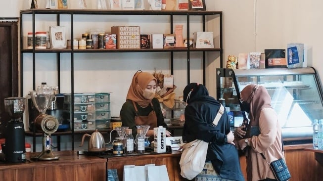 Pelanggan memilih menu kopi yang ada di Cafe Gandhok Coffee. (Instagram/@gandhokcoffee)