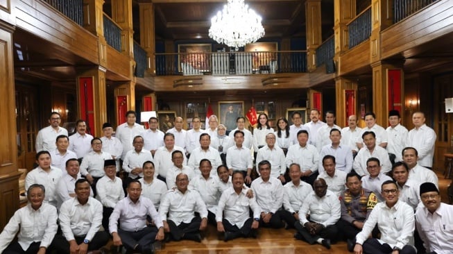 Prabowo Subianto dan Gibran Rakabuming Raka bersama foto calon menteri (Dok. Gerindra)