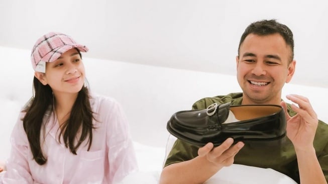 Hadiah anniversary Nagita Slavina dan Raffi Ahmad: Sepatu Dior. (Instagram/@raffinagita1717)