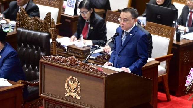 Wakil Ketua DPR Sufmi Dasco Ahmad memberikan laporan saat Rapat Paripurna Ke-4 DPR RI Masa Persidangan I Tahun Sidang 2024-2025 di kompleks Parlemen, Senayan, Jakarta, Kamis (17/10/2024). [ANTARA FOTO/Rivan Awal Lingga/tom]