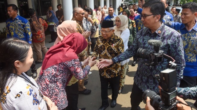 Wakil Presiden Ma'ruf Amin (tengah) didampingi istri Wury Ma'ruf Amin (ketiga kanan) bersalaman dengan para pegawai setwapres usai menghadiri silaturahmi dan perpisahan Wakil Presiden dengan jajaran setwapres, perangkat melekat dan Wartawan Istana Wapres di Auditorium Istana Wakil Presiden, Jakarta, Kamis (17/10/2024). [ANTARA FOTO/Indrianto Eko Suwarso/wpa]