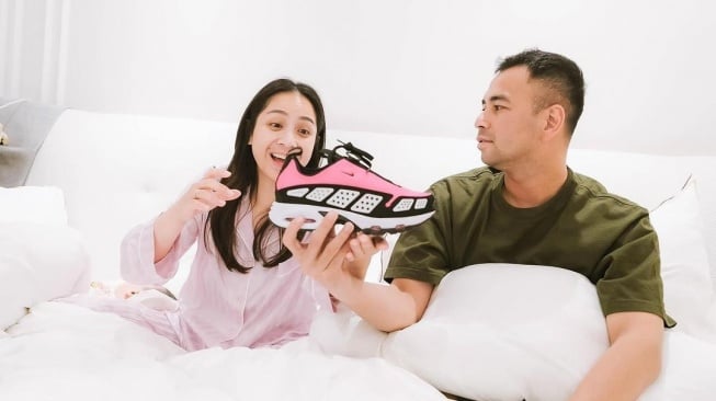 Hadiah anniversary Nagita Slavina dan Raffi Ahmad: Sepatu Nike. (Instagram/@raffinagita1717)