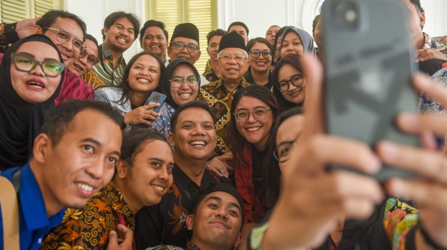 Wakil Presiden Ma'ruf Amin (tengah) berfoto bersama wartawan saat menghadiri silaturahmi dan perpisahan Wakil Presiden dengan jajaran setwapres, perangkat melekat dan Wartawan Istana Wapres di Auditorium Istana Wakil Presiden, Jakarta, Kamis (17/10/2024). [ANTARA FOTO/Indrianto Eko Suwarso/wpa]