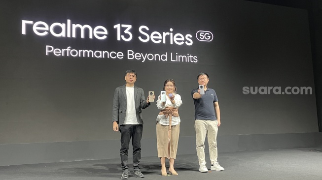 Realme 13 5G dan Realme 13 Plus 5G yang dirilis ke Indonesia pada Kamis (17/10/2024). [Suara.com/Dicky Prastya]