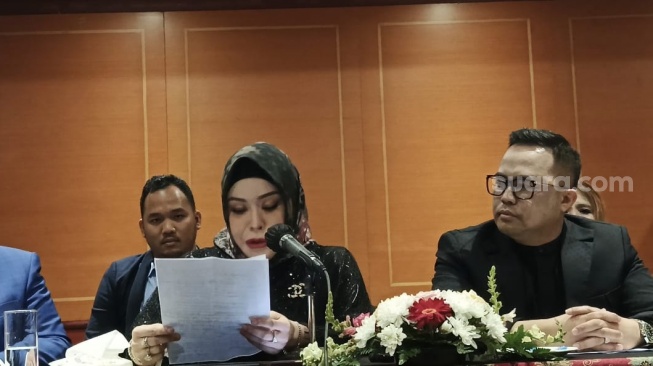 Heni Purnamasari atau Heni Sagara saat konferensi pers di Pasar Baru, Jakarta Pusat pada Kamis (17/10/2024). [Suara.com/Rena Pangesti]