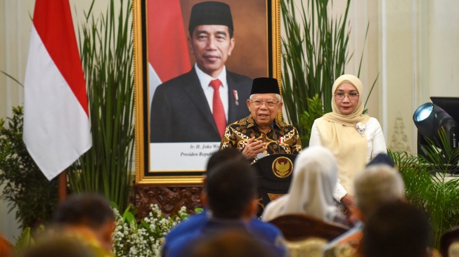 Wakil Presiden Ma'ruf Amin (kiri) didampingi istri Wury Ma'ruf Amin (kanan) menyampaikan pidato saat menghadiri silaturahmi dan perpisahan Wakil Presiden dengan jajaran setwapres, perangkat melekat dan Wartawan Istana Wapres di Auditorium Istana Wakil Presiden, Jakarta, Kamis (17/10/2024). [ANTARA FOTO/Indrianto Eko Suwarso/wpa]