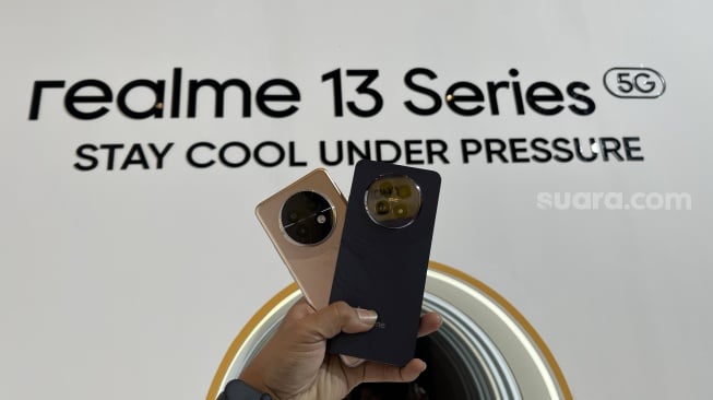 Realme 13 Plus 5G resmi diluncurkan ke Indonesia pada Kamis (17/10/2024). [Suara.com/Dicky Prastya]