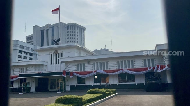 Penampakan Gedung Kementerian Pertahanan (Kemhan) saat Presiden terpilih Prabowo Subianto memanggil sejumlah ketum parpol termasuk Surya Paloh. (Suara.com/Novian)