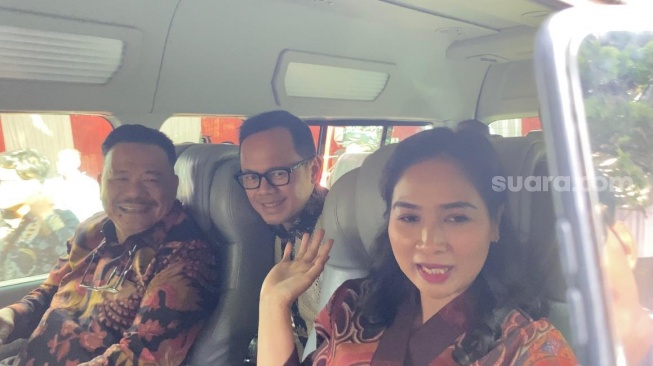 Jurnalis Kompas TV Ni Luh Puspa satu mobil bersama Otto Hasibuan, Bima Ary saat hadir acara pembekalan kabinet Prabowo-Gibran di Padepokan Garuda Yaksa, Hambalang, Bogor. (Suara.com/Bagaskara)