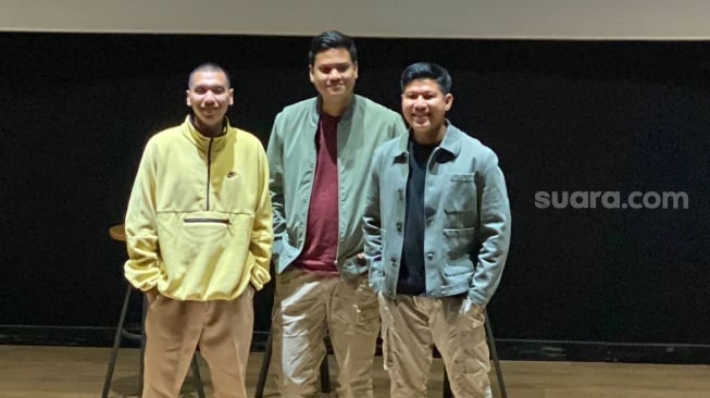 Rayi, Asta, Nino (RAN) dalam konferensi pers rilis album Teater Nestapa yang digelar di kawasan Senayan, Jakarta Pusat, Rabu (16/11/2024). [Suara.com/Tiara Rosana]