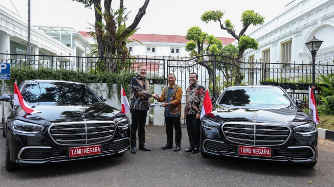 Puluhan Mobil Mewah Mercedes-Benz Dikerahkan untuk Dukung Pelantikan Prabowo - Gibran