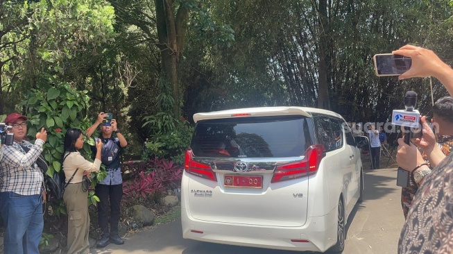 Prabowo menaiki Mobil Alphard bernopol 1-00 ketika meninggalkan Padepokan Garuda Yaksa, Hambalang, Bogor. (Suara.com/Bagaskara)