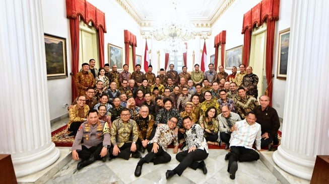 Jokowi berfoto bersama jajaran kabinet di Istana Negara, Jumat (18/10/2024). [Foto: Vico - Biro Pers Sekretariat Presiden]