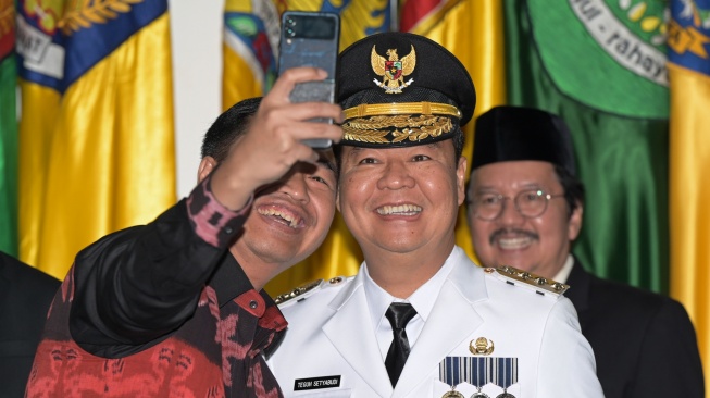 Mendagri Tito Karnavian (kiri) menyematkan tanda jabatan kepada Penjabat (Pj) Gubernur DKI Jakarta Teguh Setyabudi (kedua kiri) dan Pj Gubernur Papua Tengah Anwar Harun Damanik (kanan) saat upacara pelantikan di Kantor Kemendagri, Jakarta, Jumat (18/10/2024).[ANTARA FOTO/Fauzan/rwa]