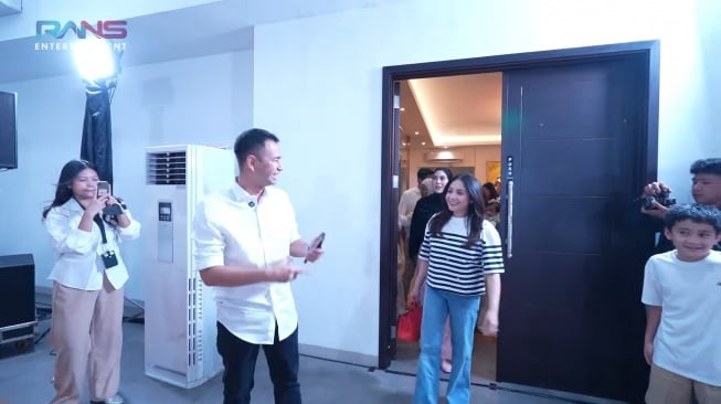 Nagita Slavina pakai tas Hermes pemberian dari Raffi Ahmad (YouTube/Rans Entertainment)