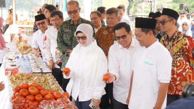 Direktur Compliance & Human Capital BSI, Tribuana Tunggadewi saat peresmian Sentra UMKM BSI di Kampung Candikuning, Bedugul, Bali, Jumat (18/10/2024). (foto dok. BSI)