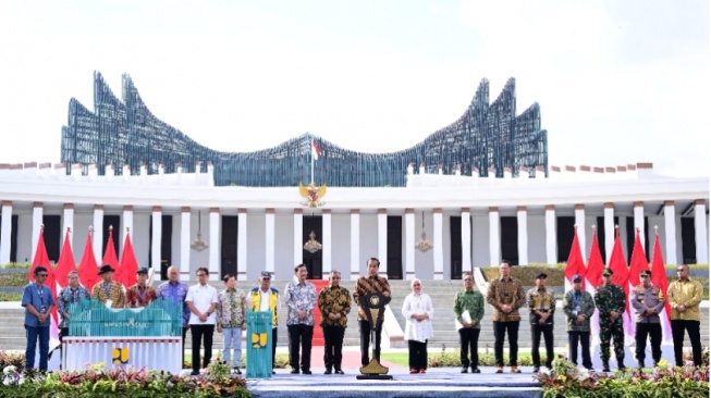 Jokowi: dari Bendungan ke Diplomasi, dari Jalan Tol ke Hak Asasi