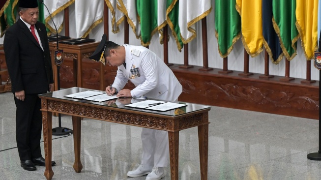 Mendagri Tito Karnavian (kiri) menyaksikan Penjabat (Pj) Gubernur DKI Jakarta Teguh Setyabudi (kedua kiri) menandatangani pakta integritas didampingi Pj Gubernur Papua Tengah Anwar Harun Damanik (kanan) saat upacara pelantikan di Kantor Kemendagri, Jakarta, Jumat (18/10/2024). [ANTARA FOTO/Fauzan/rwa]