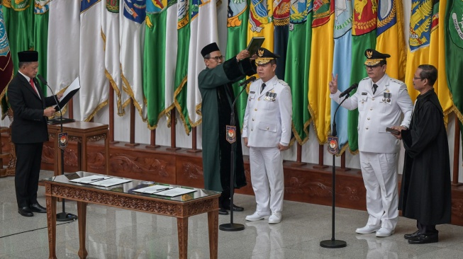 Mendagri Tito Karnavian (kiri) mengambil sumpah jabatan Penjabat (Pj) Gubernur DKI Jakarta Teguh Setyabudi (ketiga kiri) dan Pj Gubernur Papua Tengah Anwar Harun Damanik (kedua kanan) saat upacara pelantikan di Kantor Kemendagri, Jakarta, Jumat (18/10/2024). [ANTARA FOTO/Fauzan/rwa]