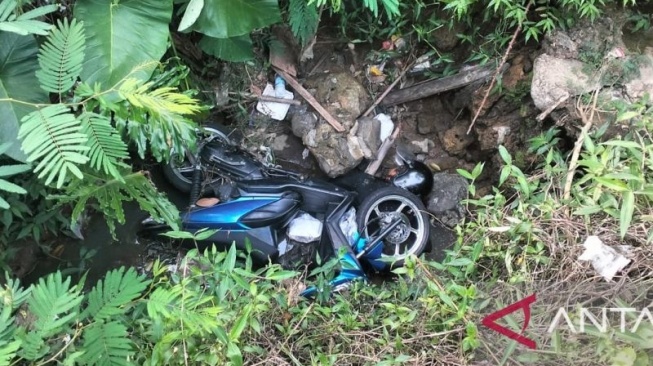 Neng Laras Tewas Secara Tragis di Saluran Got, Mayatnya Tertindih Motor