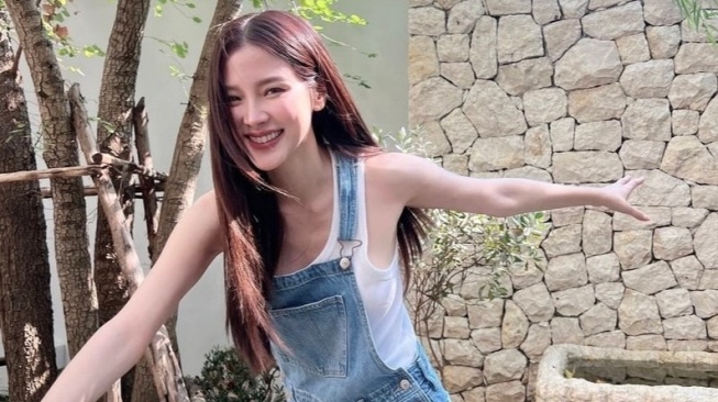 4 Ide Outfit Simpel ala Baifern Pimchanok, Cocok untuk Hangout Sehari-hari