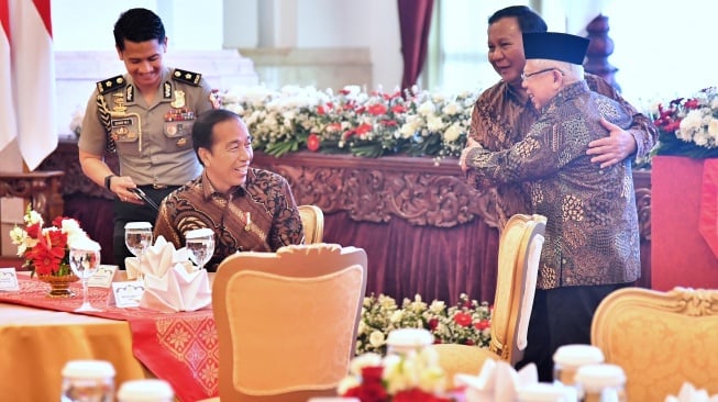 Kehangatan Jamuan Siang Istana, Jokowi Tertawa Lihat Prabowo-Ma'ruf Rangkulan Hingga Hampiri Meja Para Menteri