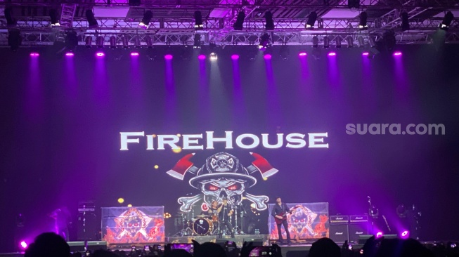 Grup band rock FireHouse saat menggelar konser di The Kasablanka Hall, Jakarta Selatan, Jumat (18/10/2024) [Suara.com/Tiara Rosana].