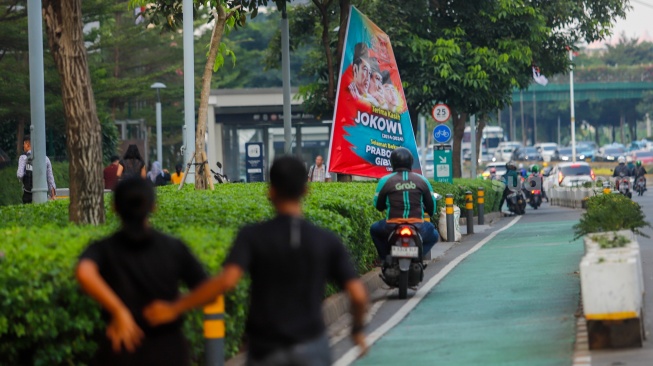 Spanduk bertuliskan Terima Kasih Jokowi di Jalan Jenderal Sudirman, Jakarta, Jumat (18/10/2024). [Suara.com/Alfian Winanto]