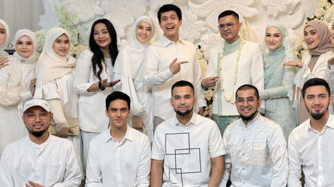 Sejumlah artis hadir di pernikahan Irish Bella dan Haldy Sabri yang digelar di kediaman Irish di kawasan Cinere, Depok, Sabtu (19/10/2024). [Instagram]