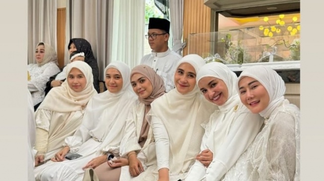 Marissya Icha dan teman-teman artis di akad nikah Irish Bella (Instagram/@ryna_dea)