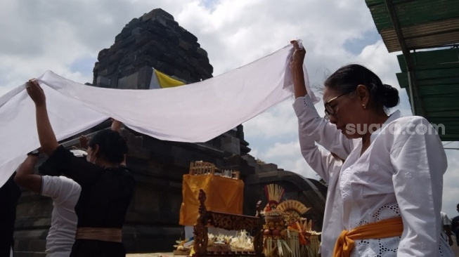 Upacara pengembalian taksu oleh umat Hindu Bali di Candi Lumbung, Desa Sengi, Kecamatan Dukun, Magelang. (Suara.com/ Angga Haksoro Ardi).      