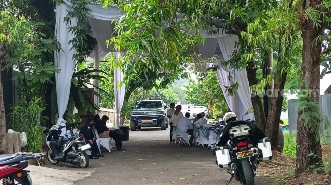 Suasana di rumah Irish Bella, lokasi yang menjadi tempat akad nikah sang artis di kawasan Cinere, Depok, Jawa Barat pada Sabtu (19/10/2024). [Rena Pangesti/Suara.com]