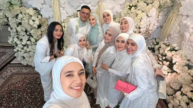 Sejumlah artis hadir di pernikahan Irish Bella dan Haldy Sabri yang digelar di kediaman Irish di kawasan Cinere, Depok, Sabtu (19/10/2024). [Instagram]