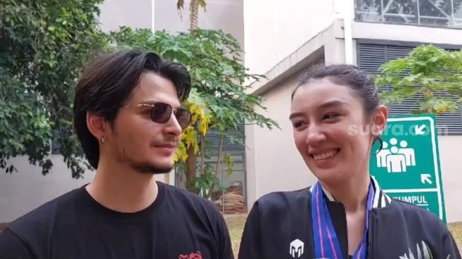 Natasha Ryder dan kekasihnya, Raphael dalam acara TOSI Season 3 yang digelar di PPOP Ragunan, Jakarta Selatan, Sabtu (19/10/2024). [Tiara Rosana/Suara.com]