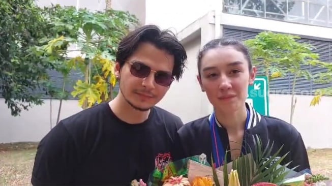 Natasha Ryder dan kekasihnya, Raphael dalam acara TOSI Season 3 yang digelar di PPOP Ragunan, Jakarta Selatan, Sabtu (19/10/2024). [Tiara Rosana/Suara.com]