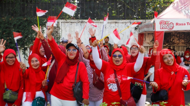 Suasana warga memadati Pesta Rakyat Pelantikan Prabowo-Gibran di kawasan Bundaran Hotel Indonesia (HI) di Jakarta, Minggu (20/10/2024). [Suara.com/Alfian Winanto]