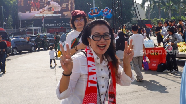 Suasana warga memadati Pesta Rakyat Pelantikan Prabowo-Gibran di kawasan Bundaran Hotel Indonesia (HI) di Jakarta, Minggu (20/10/2024). [Suara.com/Alfian Winanto]