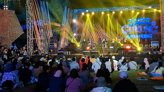 Pengunjung melihat konser Jazz Gunung Burangrang di di Dusun Bambu, Kabupaten Bandung Barat, Sabtu (19/10/2024). [Suara.com/Rahman]