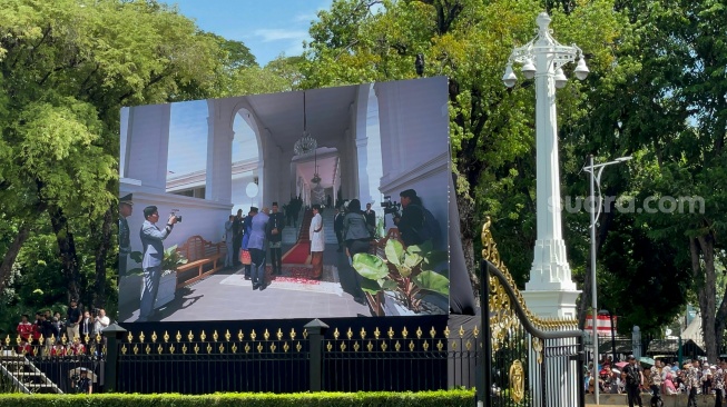 Tunggu Kehadiran Presiden Baru, Jokowi dan Iriana Tonton Prabowo dari Layar Lebar Istana Merdeka