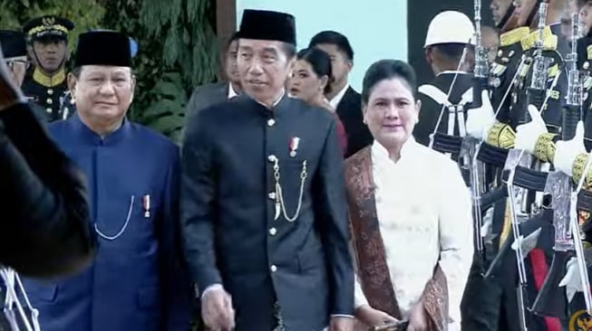 Prabowo Subianto mendampingi Presiden Jokowi dan istri saat tiba di Gedung MPR Jakarta, Minggu (20/10/2024). [Tangkapan layar]