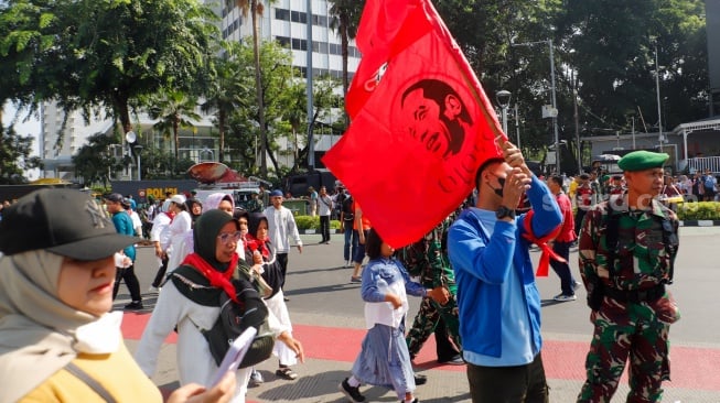 Suasana warga memadati Pesta Rakyat Pelantikan Prabowo-Gibran di kawasan Bundaran Hotel Indonesia (HI) di Jakarta, Minggu (20/10/2024). [Suara.com/Alfian Winanto]