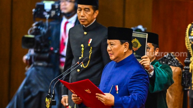 Presiden Prabowo Subianto (kanan) dengan disaksikan Presiden keenam RI Joko Widodo (kiri) mengucapkan sumpah jabatan dalam sidang paripurna MPR dengan agenda pelantikan Presiden dan Wakil Presiden Republik Indonesia masa bakti 2024-2029 di Gedung Nusantara, Kompleks Parlemen, Senayan, Jakarta, Minggu (20/10/2024). [ANTARA FOTO/Rivan Awal Lingga/app/YU]